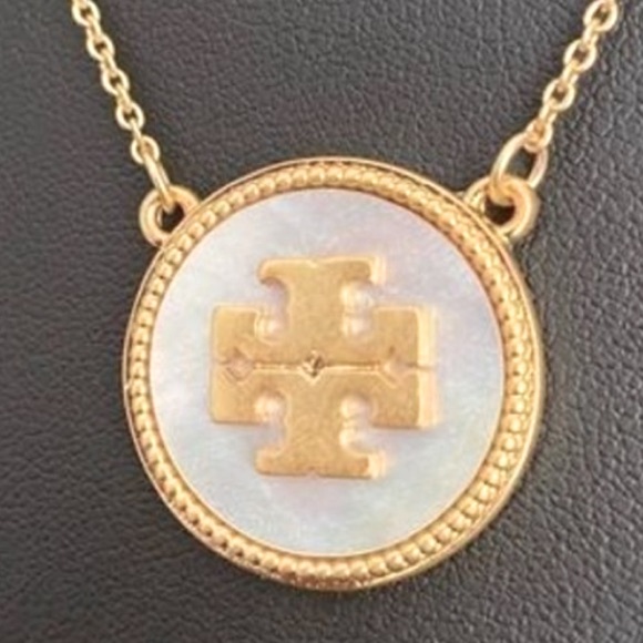 Tory Burch sale Semiprecious Mother of pearl  Medallion pendant chain necklace - Picture 5 of 6